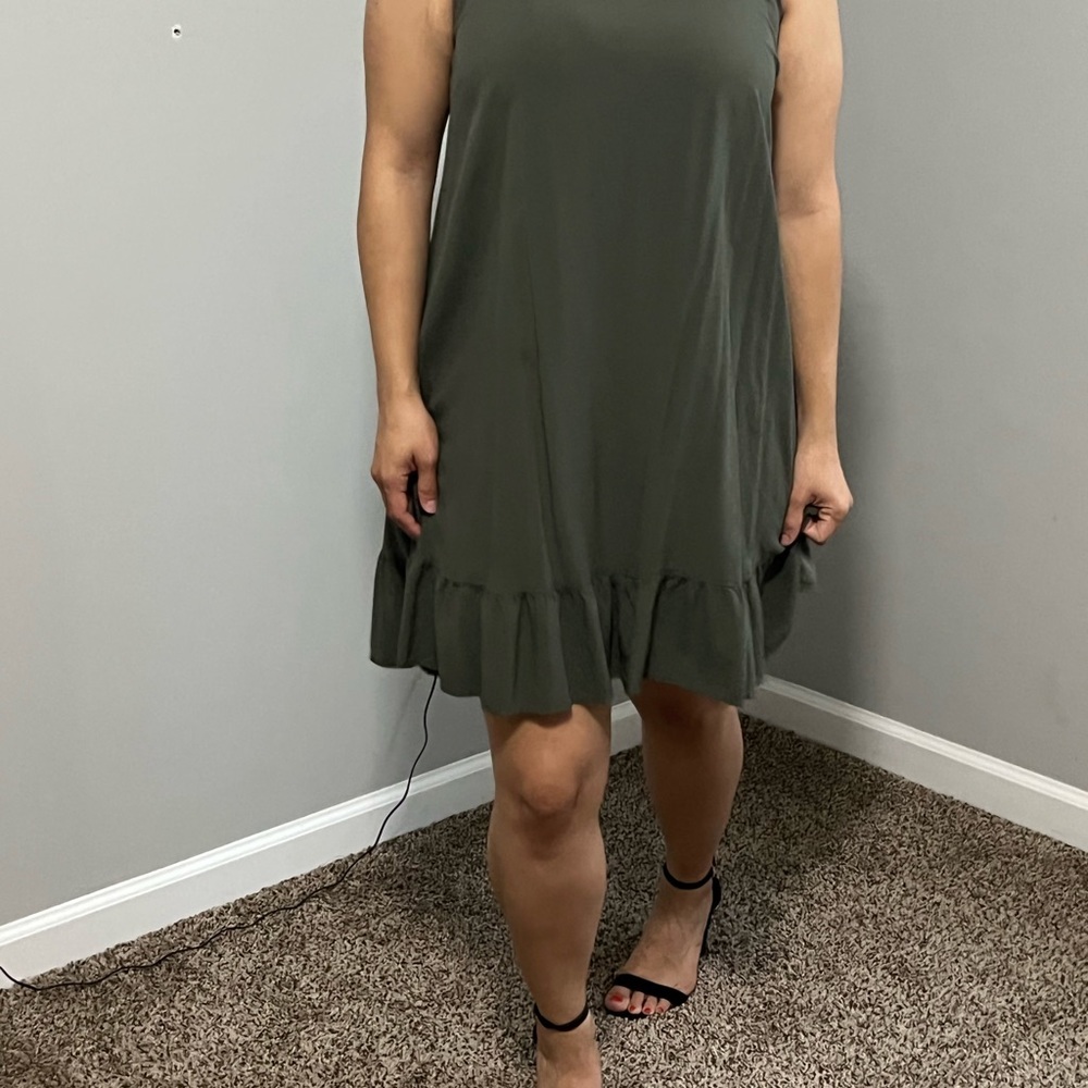Green Dress​ - Picture 5 of 8